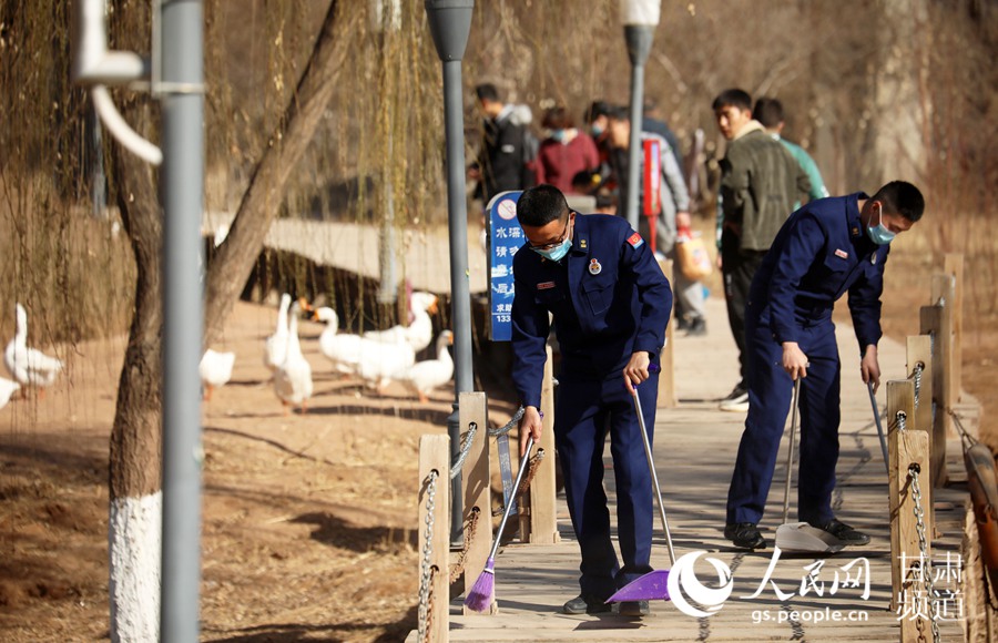 森林消防指戰員來到蘭州市黃河風情線進行義務勞動。（裴海博攝）