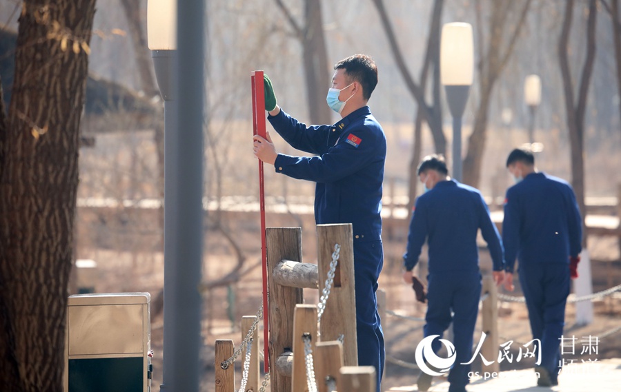 一位森林消防指戰員正在擦拭黃河風情線上的指示牌。（裴海博攝）