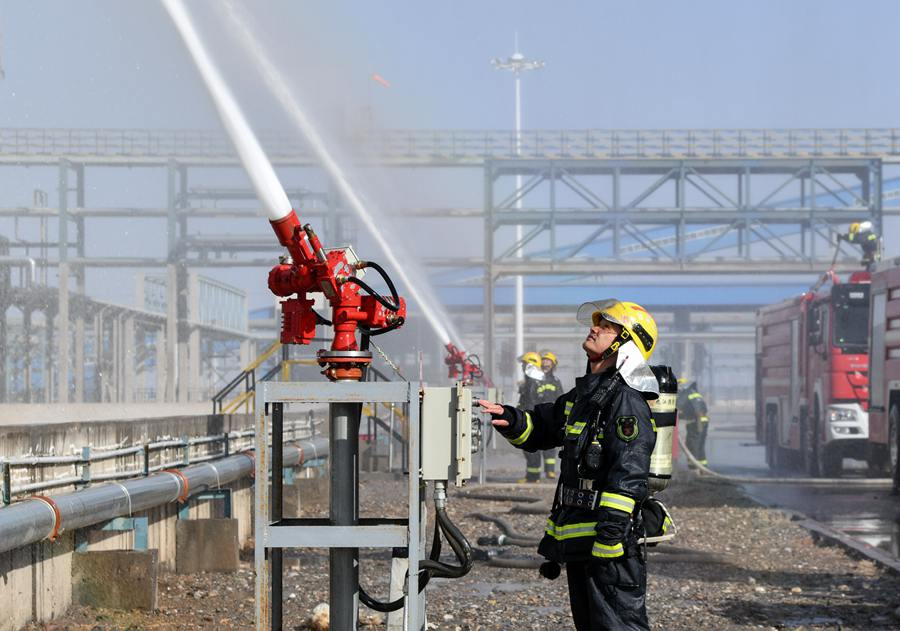 消防指戰員操作固定水泡滅火。（師永紅攝）