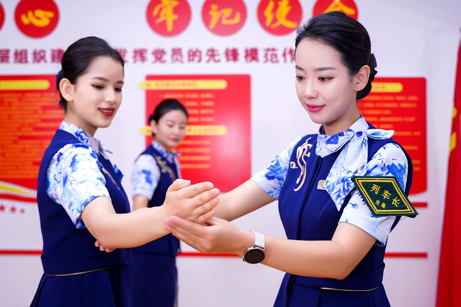乘務員禮儀培訓。田多偉 攝 