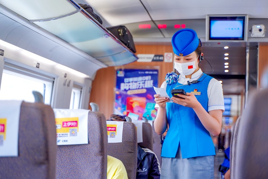 核對列車席位，提醒旅客到站時間。田多偉 攝