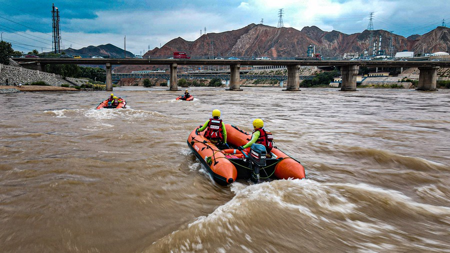 甘肅省森林消防總隊特勤大隊在黃河蘭州段開展水域救援訓練。裴海博 攝
