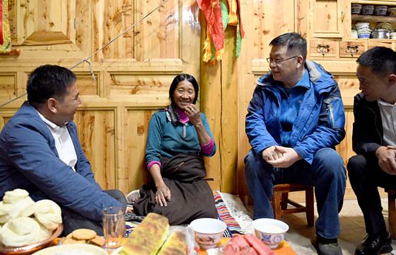 李玉柱（右二）一行到道吉吉家了解生活情况。邮储银行甘肃省分行供图