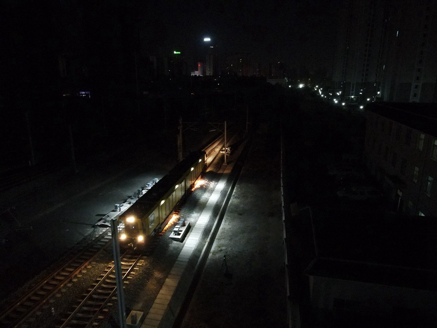 凌晨3時，黑夜中道岔打磨車為高鐵道岔做“美容“。高志瑛 攝