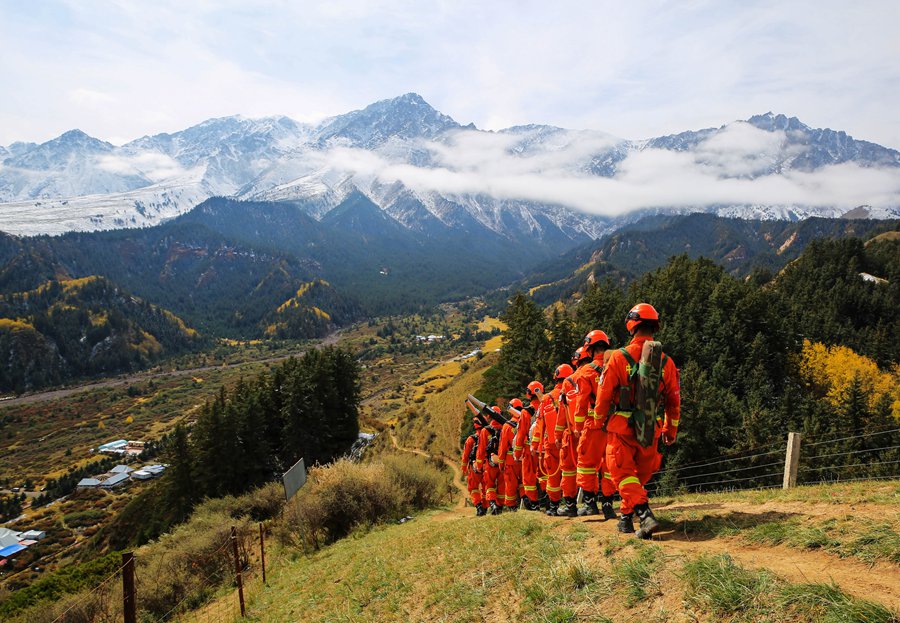 森林消防指戰員在馬蹄寺景區開展防火巡護。 張小軍攝