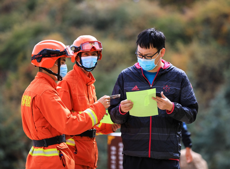 森林消防指戰員在馬蹄寺景區為游客普及防火常識。 張小軍攝