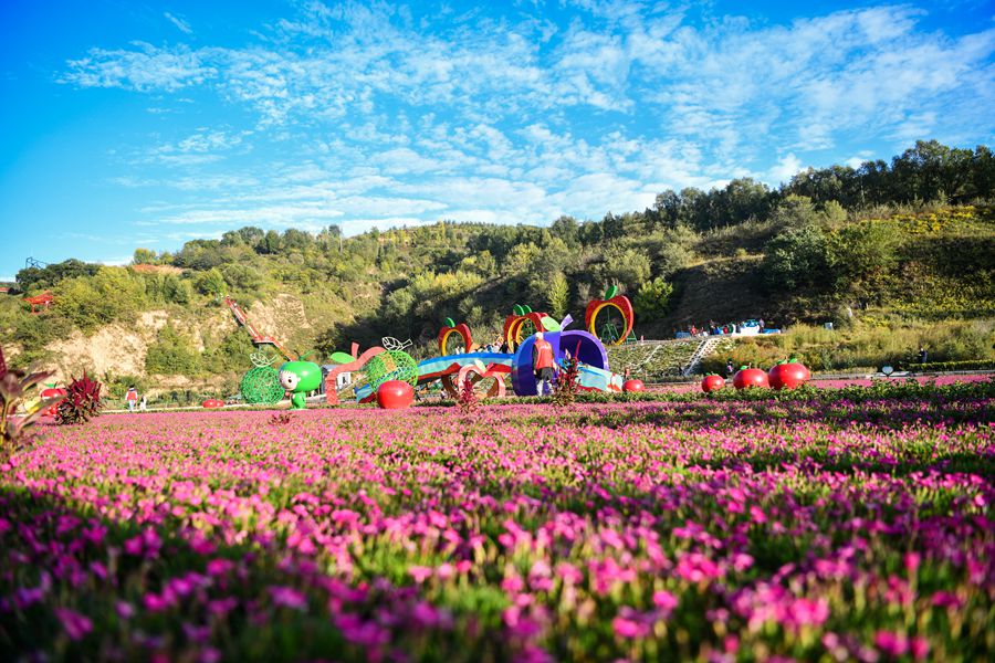 甘肅省靜寧縣城川鎮蘋果谷景區綠樹環繞，風景美如畫卷。 侯崇慧攝 