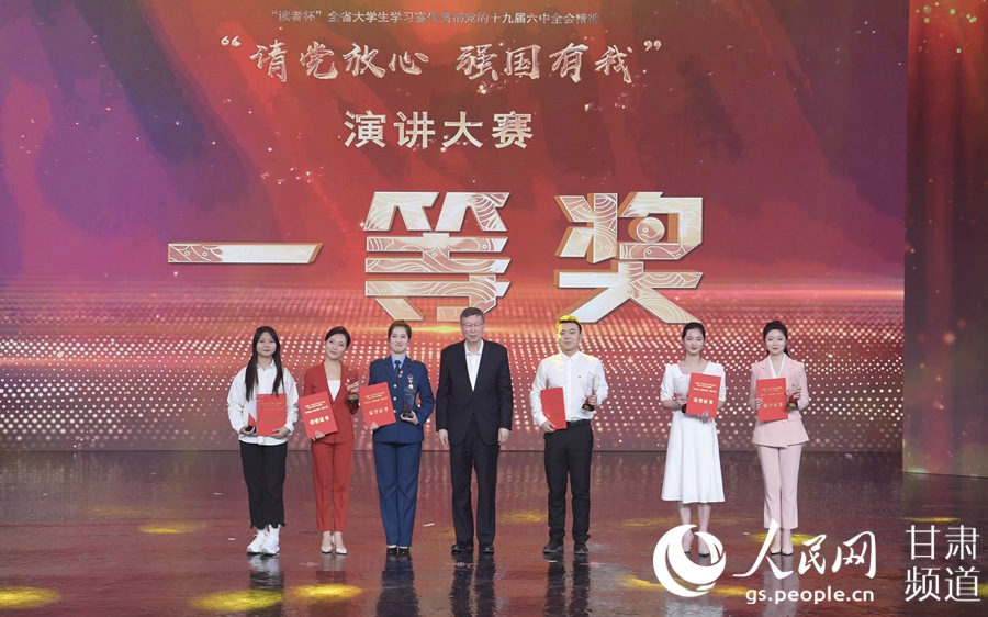 甘肃省委常委、省委宣传部部长王嘉毅（中）为获奖选手颁奖。 人民网 高翔摄