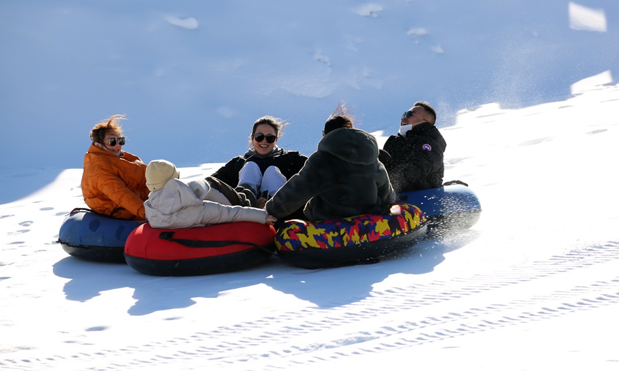 1月1日，在山丹县佛山滑雪场内，前来体验冰雪运动的游客络绎不绝，大家以参与冰雪运动的方式迎接新年的到来。 翟继宗摄