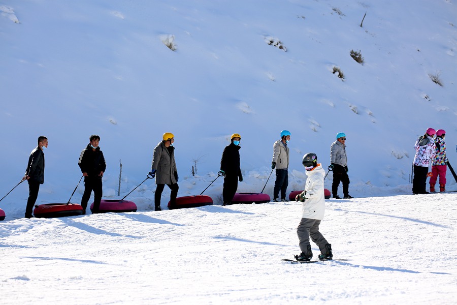 1月1日，在山丹縣佛山滑雪場內，前來體驗冰雪運動的游客絡繹不絕，大家以參與冰雪運動的方式迎接新年的到來。 翟繼宗攝