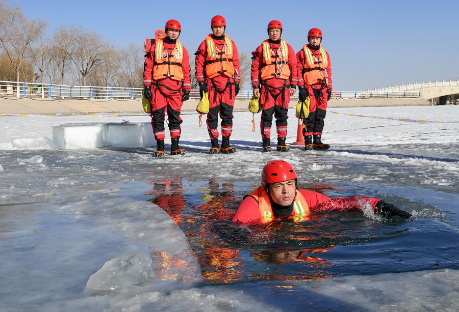 演练中，救援人员进行下水体验。 师永红摄