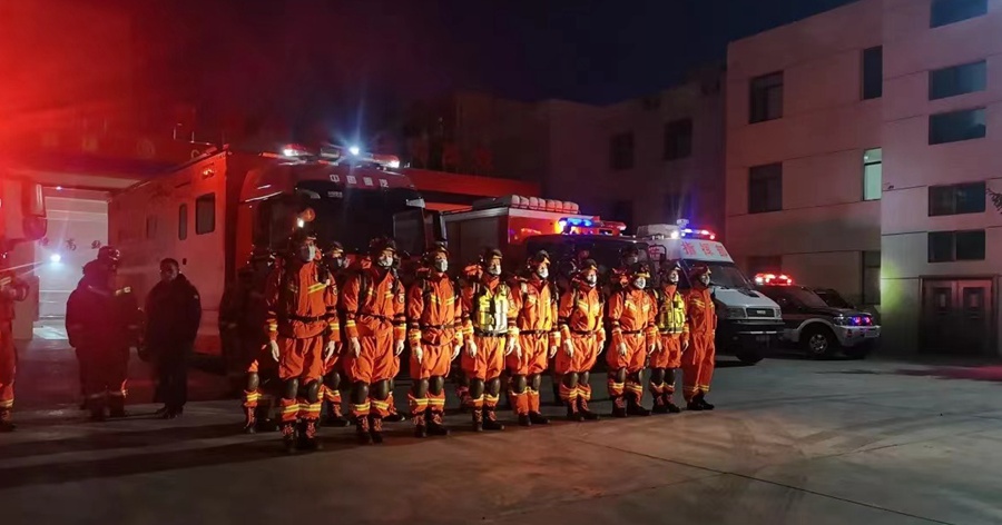 消防救援队伍集结待命。甘肃省消防救援总队供图