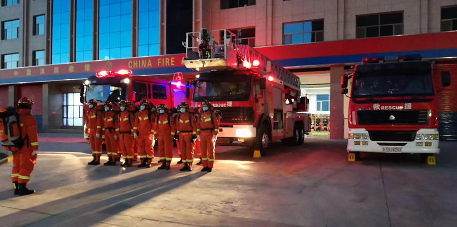 消防救援隊伍集結待命。甘肅省消防救援總隊供圖