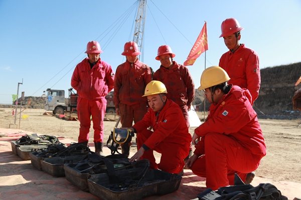 長慶油田採油七廠組織開展了“冬訓課堂”安全生產系列培訓活動。張明子攝