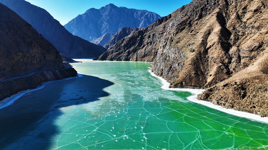 甘肅肅南：冬日黑河峽谷迎來翡翠冰河