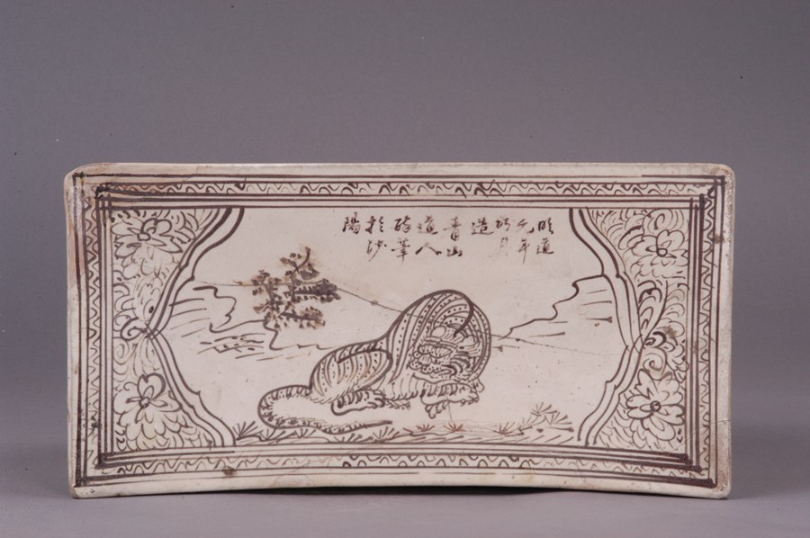 北宋時期文物，磁州窯虎紋磁枕。甘肅省博物館供圖