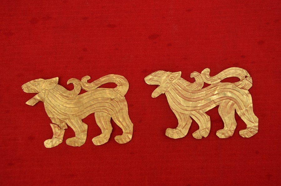 戰國晚期文物，虎形金飾片。甘肅省博物館供圖