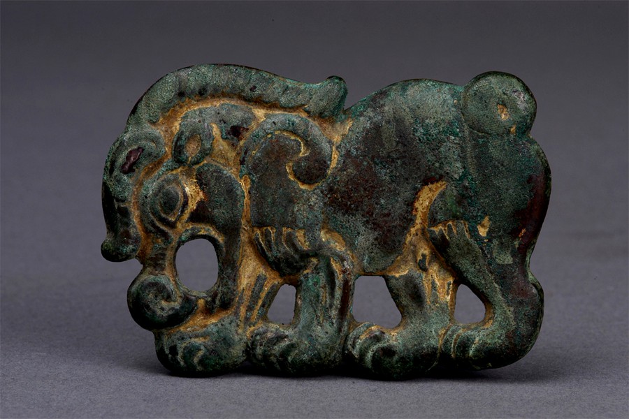 戰國時期文物，鎏金虎形銅牌飾。甘肅省博物館供圖
