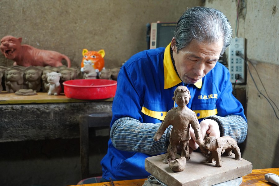 民间泥塑艺人刘泉正在制作泥塑作品。郭惠民摄