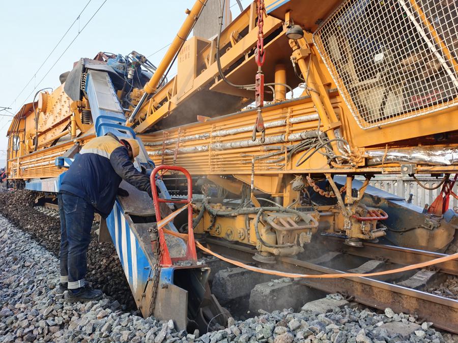 蘭州鐵路局管內隴海線第一階段“集中修”施工全面啟動。蘭州鐵路局供圖