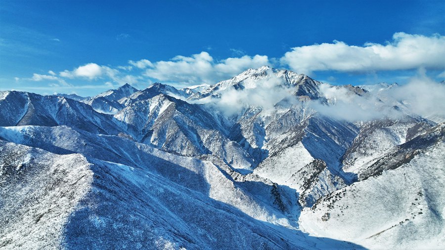 雪后初霽霧洒祁連山。 武雪峰 安維斌攝