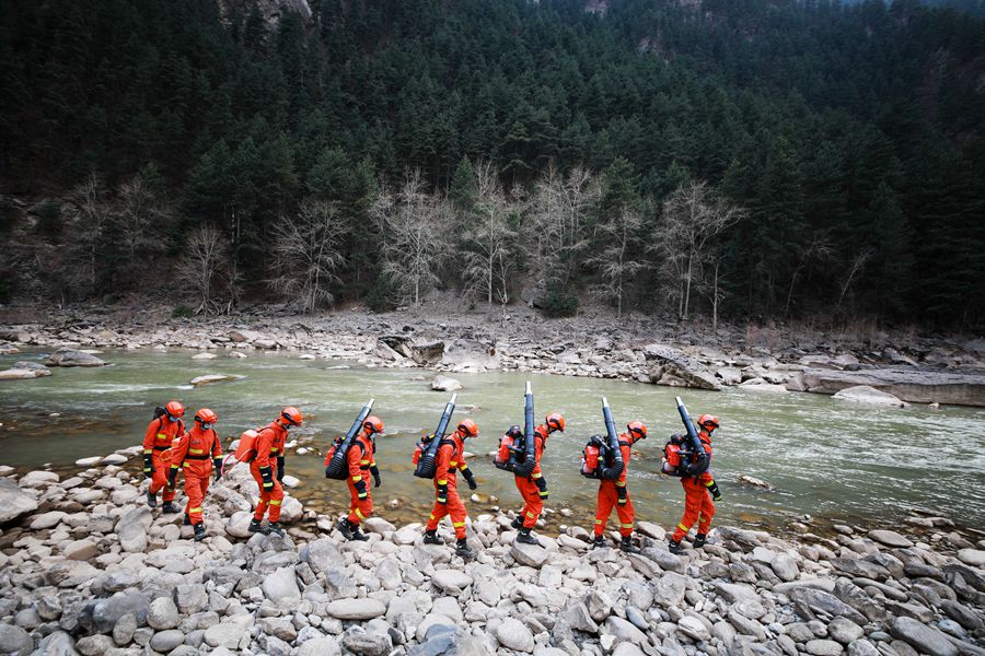 森林消防員進入甘肅省連城國家級自然保護區核心區進行巡護。張小軍攝