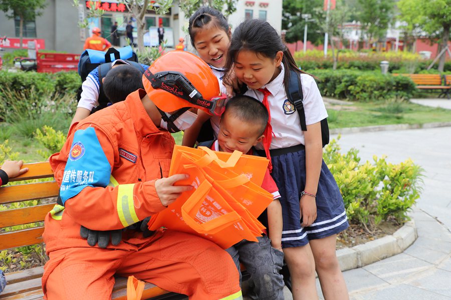 森林消防員為學生們普及防火知識。梁勇攝