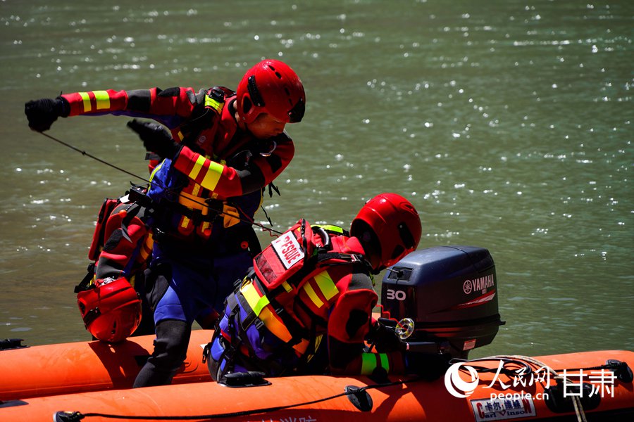 森林消防員正在進行水域救援訓練。人民網 王文嘉攝