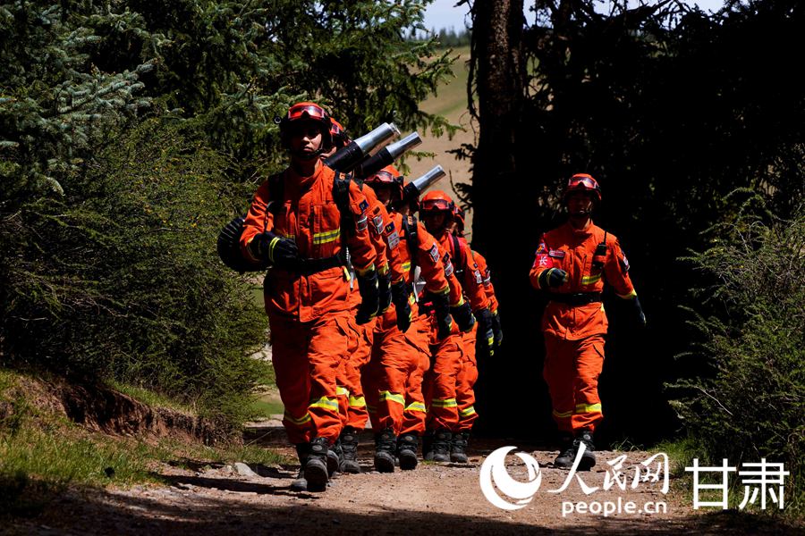 甘肅省森林消防總隊張掖市支隊開展森林草原巡護工作。人民網 王文嘉攝