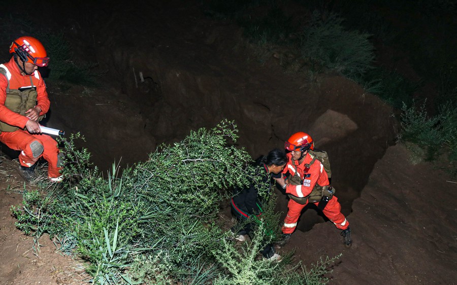 消防救援人员救助被困群众。甘肃省森林消防总队供图