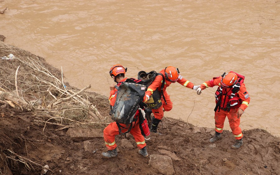 消防救援人員向受災地區挺進。甘肅省森林消防總隊供圖