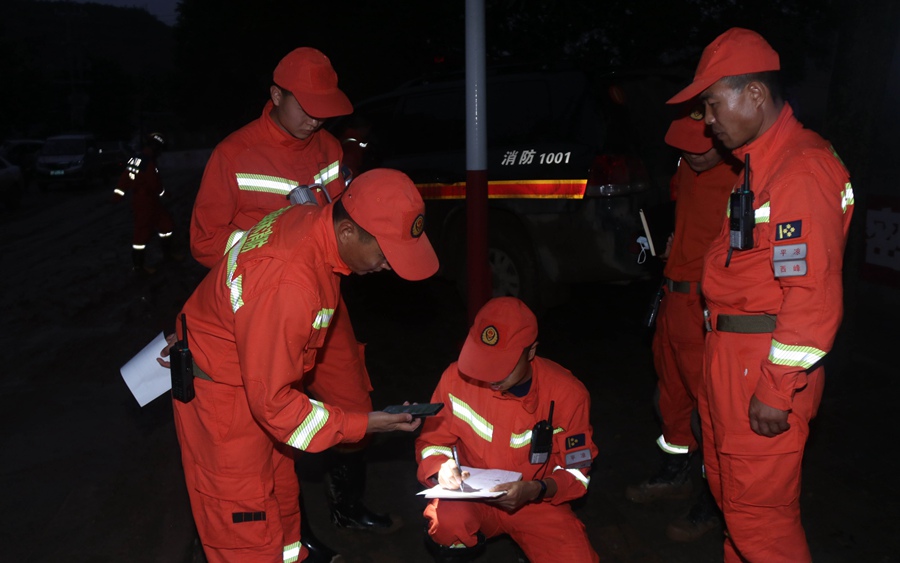 消防救援人员正在制定救援方案。甘肃省森林消防总队供图