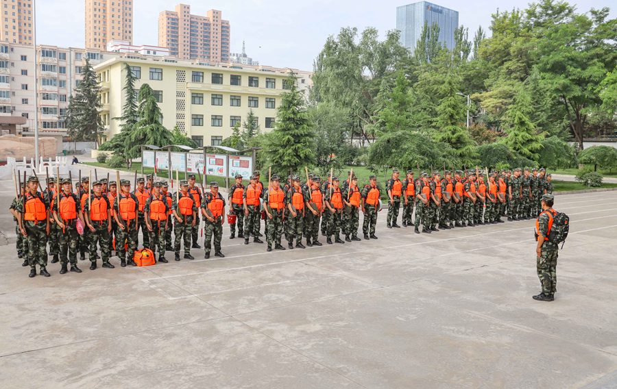 集结队伍。曲浩鹏摄