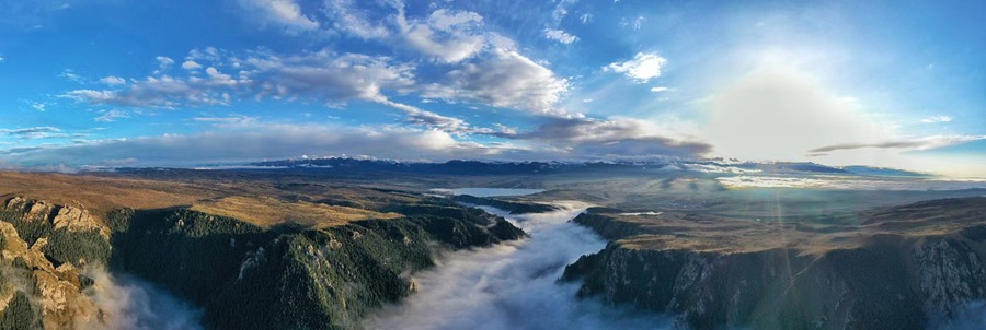 甘肃山丹马场：峡谷云雾似仙境。 王超摄