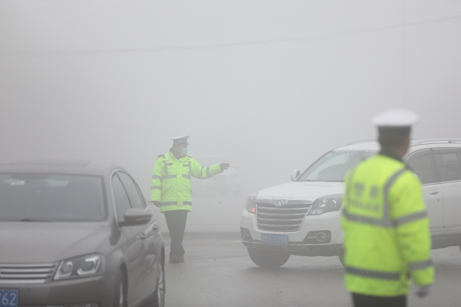 “雾”必安全！正宁公安雾天执勤全力护航平安路。马会刚摄
