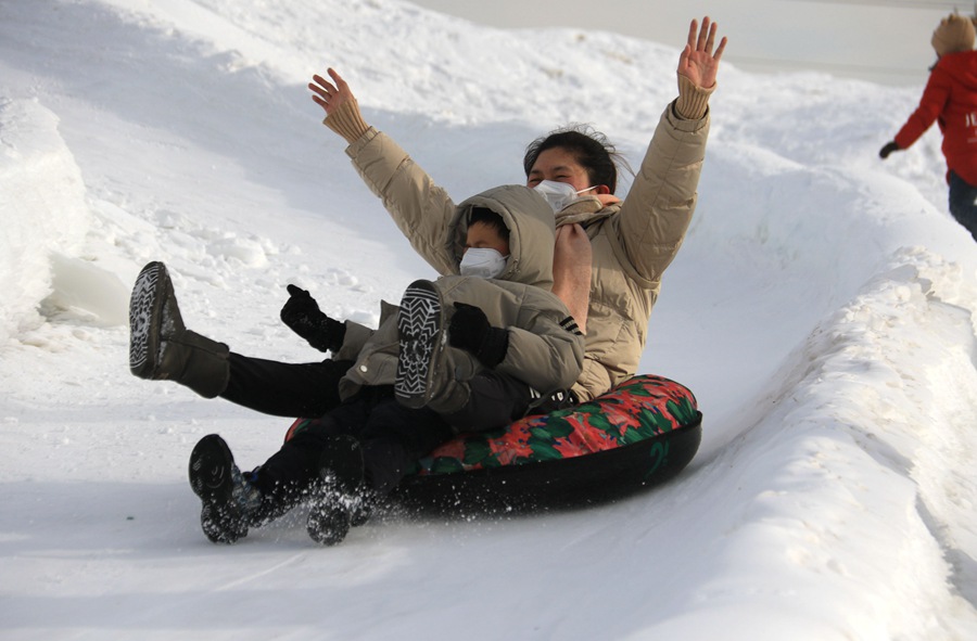2022年12月31日，游客在敦煌国际会展中心体验冰雪运动项目。张晓亮 摄