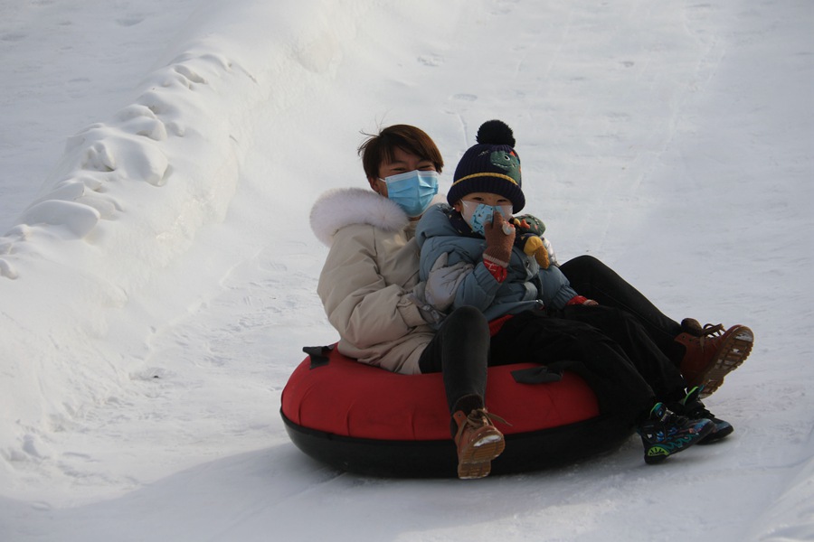 2022年12月31日，游客在敦煌国际会展中心体验冰雪运动项目。张晓亮 摄