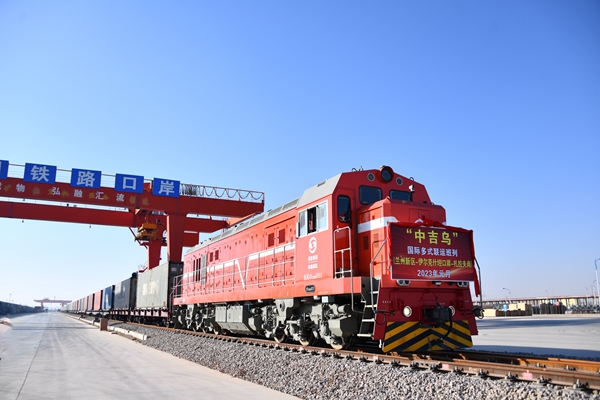 新年首趟“中吉乌”公铁联运国际货运班列发车。中国铁路兰州局集团公司供图