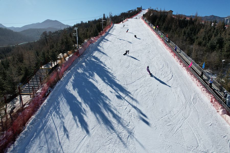 第八屆“鬆鳴岩·雲發杯”甘肅省大眾滑雪邀請賽開賽。臨夏州委宣傳部供圖