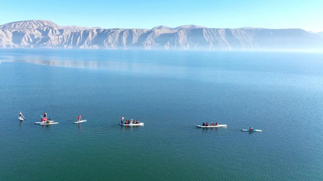 桨板爱好者在甘肃临夏州永靖县举行“桨板嘉年华”。临夏州委宣传部供图