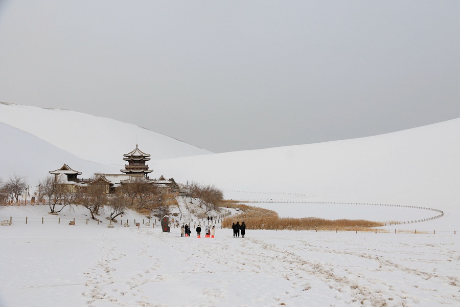 雪后的甘肅省敦煌市鳴沙山月牙泉景區銀裝素裹，景色如畫。張曉亮攝