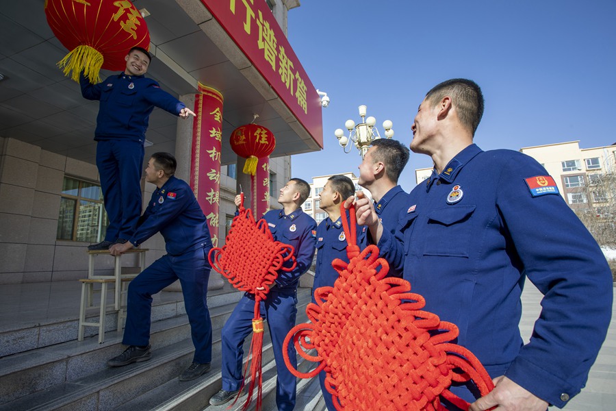 甘肃张掖：张灯结彩迎新春 消防队里年味浓。