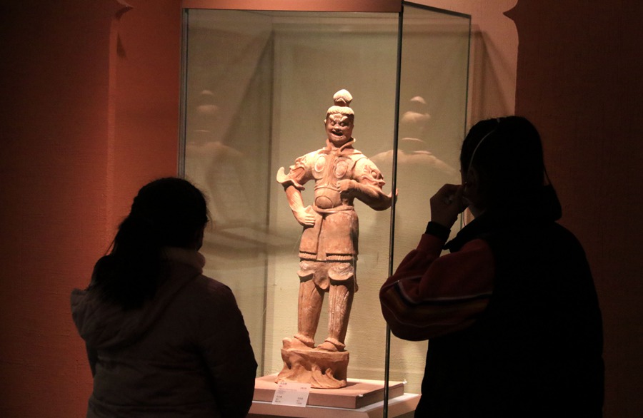 春节假期，游客在甘肃省敦煌市博物馆参观文物展。张晓亮摄