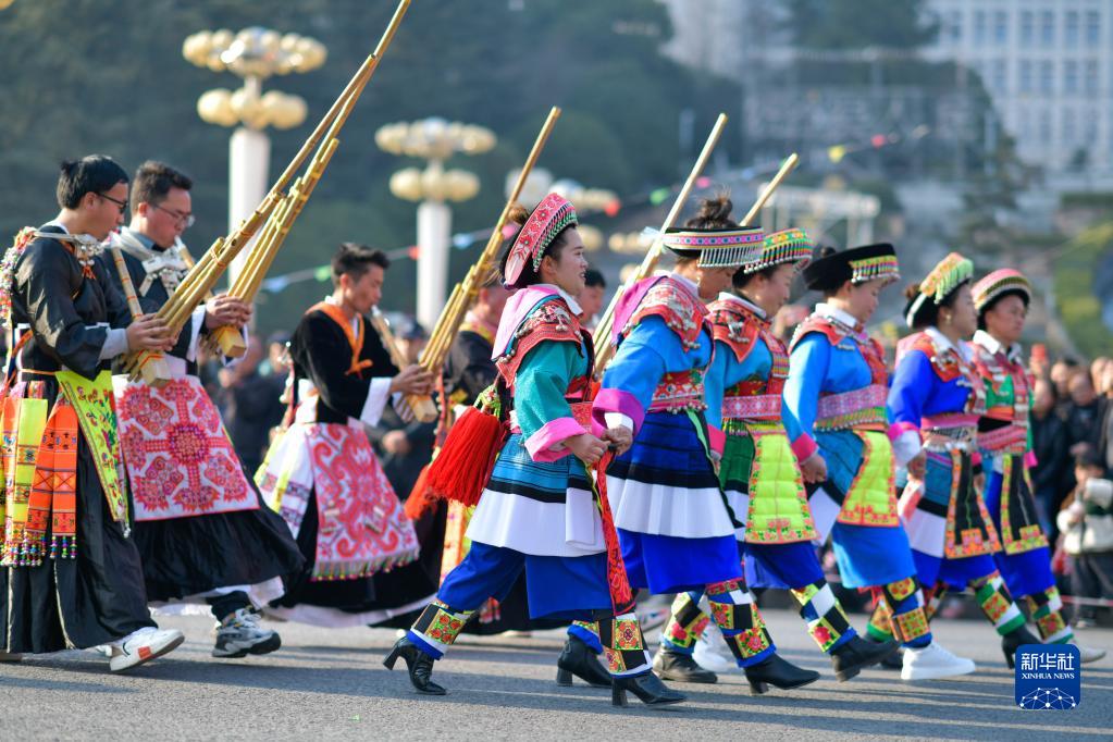 貴州龍裡：傳統民俗“踩街”鬧新春