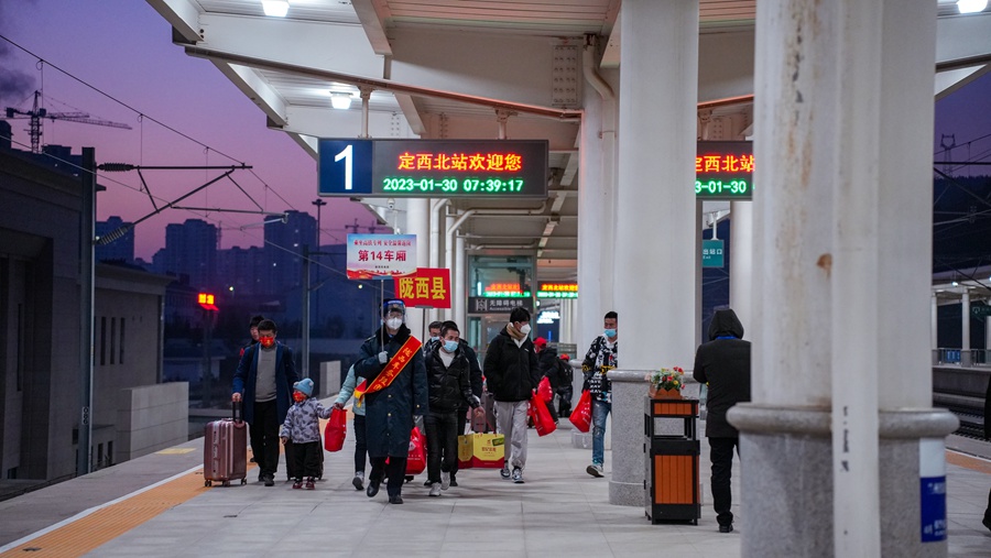 甘肃开出新年首趟高铁务工专列。中国铁路兰州局集团有限公司供图