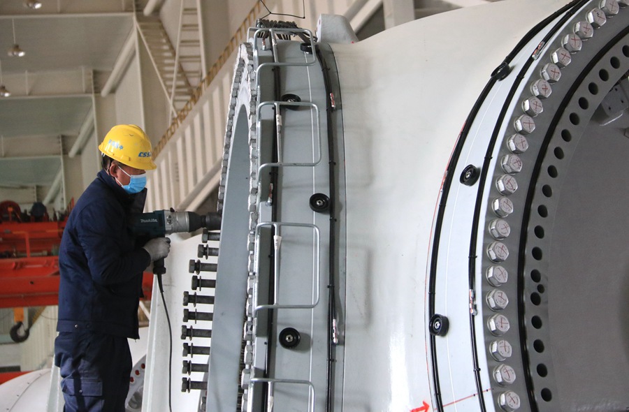 1月31日，在敦煌海装风电设备有限公司生产车间，工人在生产线上装配风电机组。张晓亮摄