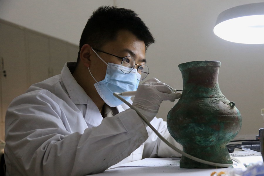 2023年2月，文物保护专业技术人员对甘肃省敦煌市博物馆馆藏金属文物进行修复。张晓亮摄