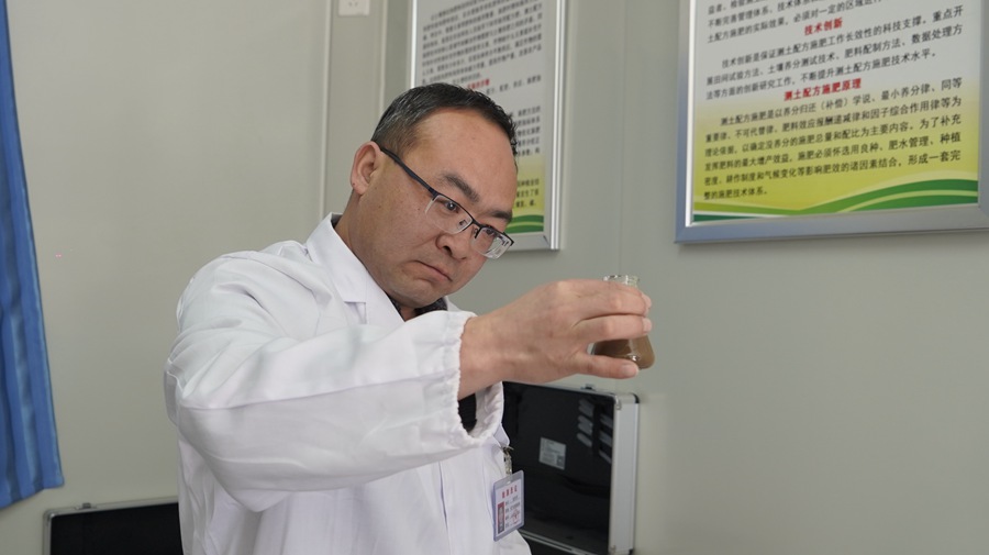 榆中縣農副產品購銷公司的自助加肥站，工作人員高成軍在訓練有素地進行測土配方，旨在根據作物需求指導農戶科學施用配方肥。彭東升攝