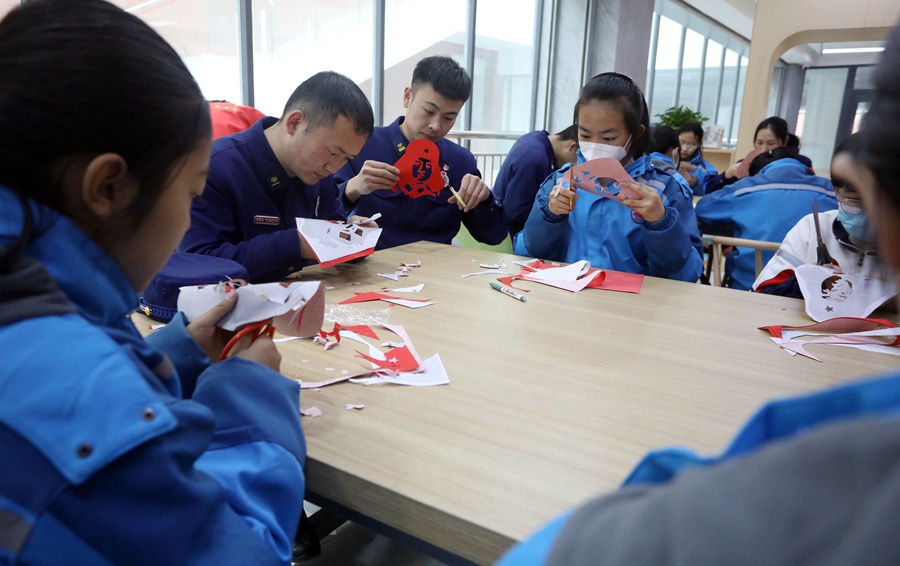 森林消防员与北京八中兰州分校师生一起学习剪纸。裴海博摄