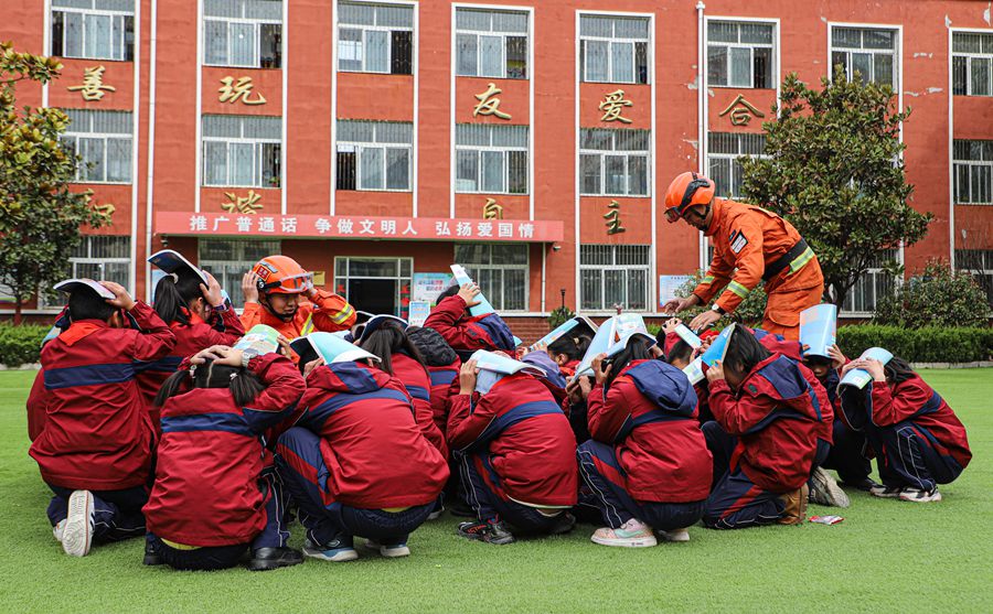 森林消防员组织学生进行地震避险演练。雍萌源摄